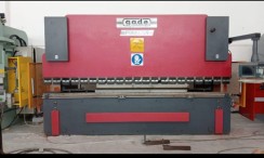 PIEGATRICE GADE SYNCRO PRAECISA usato cdl  a PORTALE 5 ASSI DMG MORI NMV 1500  immagine Centri di lavoro usati in vendita