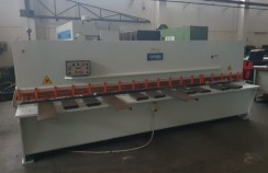Cesoia idraulica Omag 4000x4mm   usato CENTRO DI LAVORO VERTIALE immagine Centri di lavoro usati in vendita