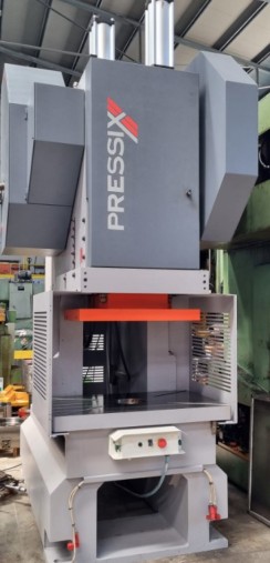 Pressa Pressix 200 ton usato Bobcat E 50/2565 ore / Rototilt Encon immagine Trattori usati in vendita
