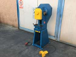 PRESSA SECCO TON. 8 usato compressore atlas copco GA 1107 immagine Compressori usati in vendita